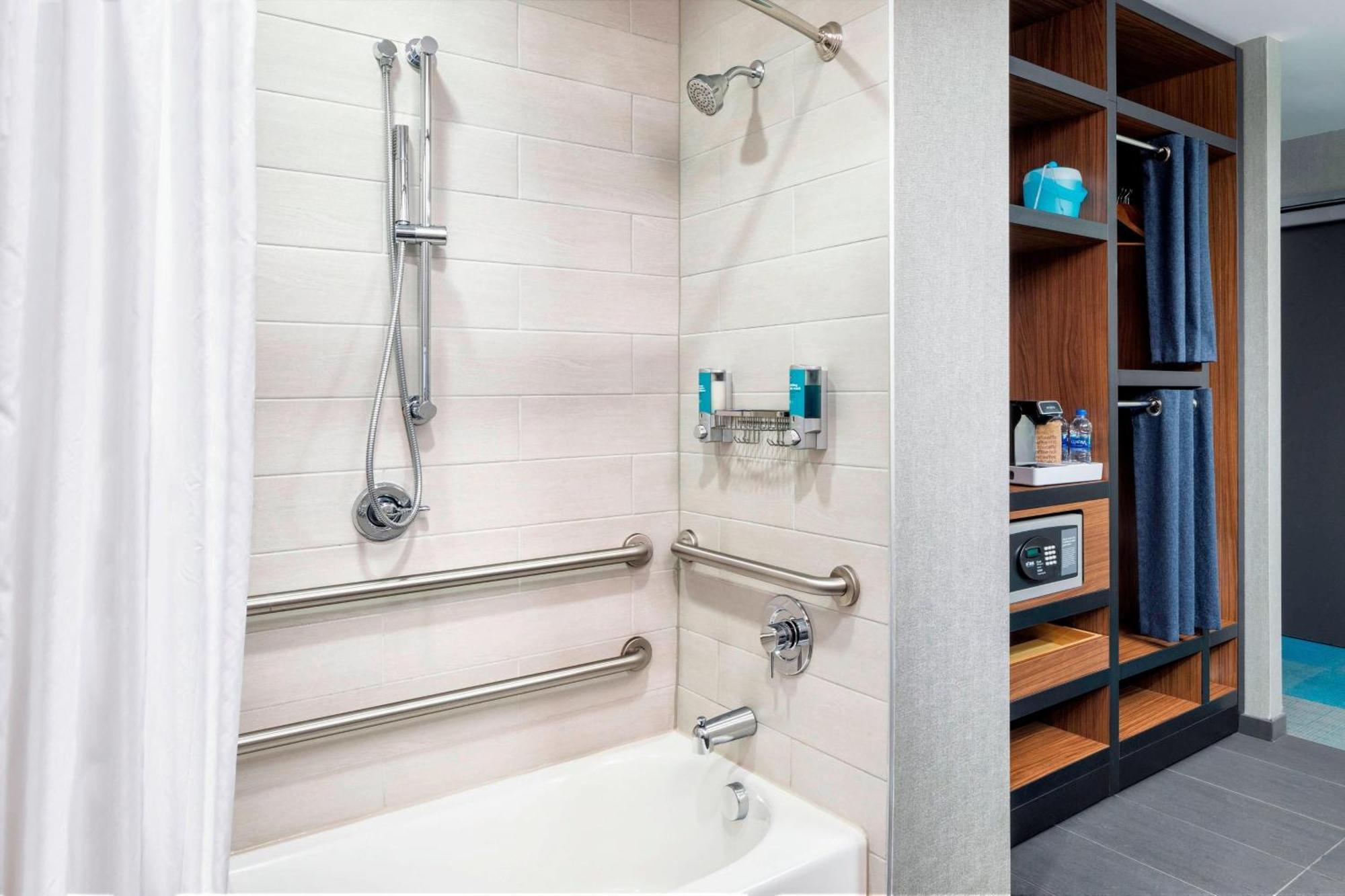 Aloft, Guest room, 2 Queen